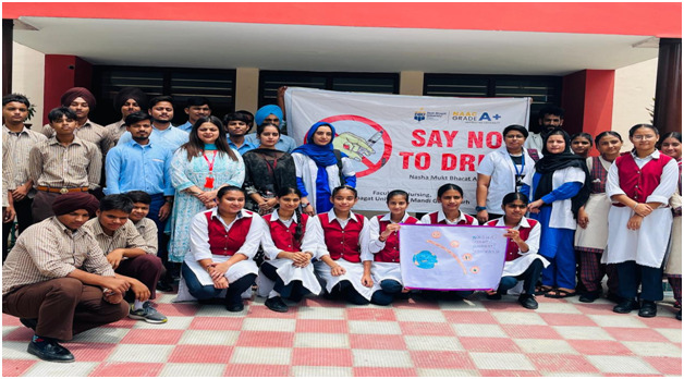 डीबीयू के विद्यार्थियों ने एक विशेष अभियान के तहत नशे के खिलाफ लोगों को जागरूक किया